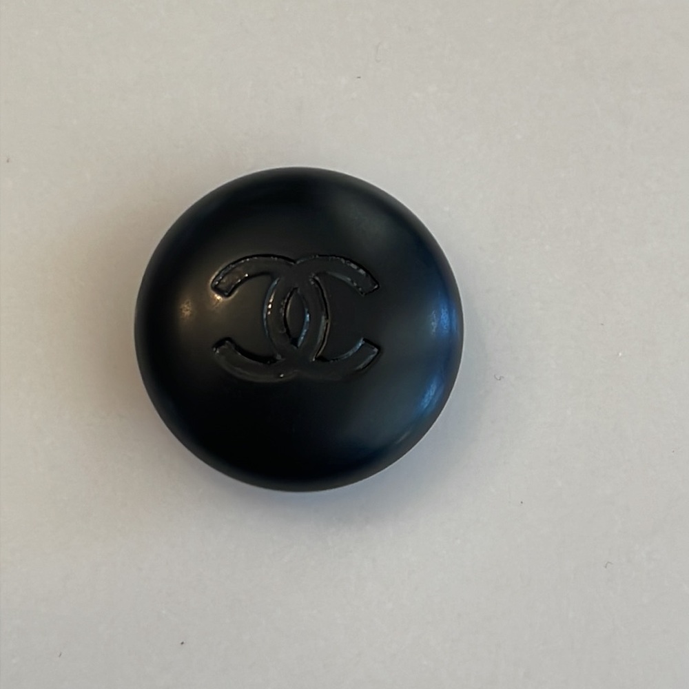 Chanel Black Cc Rounded Shank Button - image 1